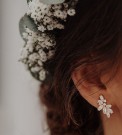 68742-99 - Novia - 9 par ørepynt på display, med plakat og hvit ros thumbnail