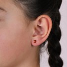 2200611 - Ørestikk i sølv - Små røde hjerter thumbnail